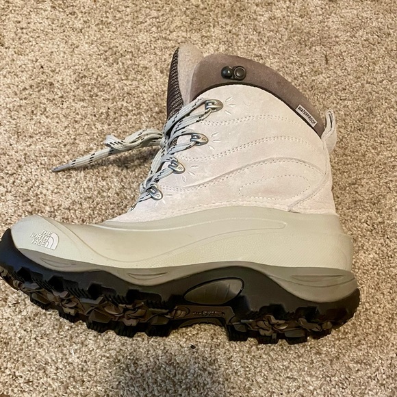 The North Face Women’s Chilkat Ivory and Beige Winter Snow Boots Size 7 US - Picture 2 of 9